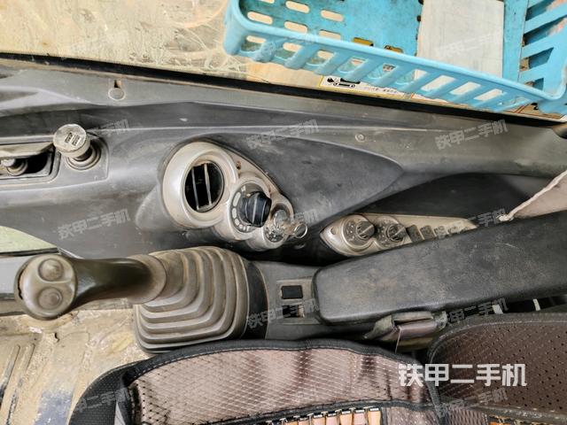 座椅左側(cè)控制臺/音響/含左手柄(駕駛室部分) 座椅左側(cè)控制臺/音響/含左手柄(駕駛室部分)
