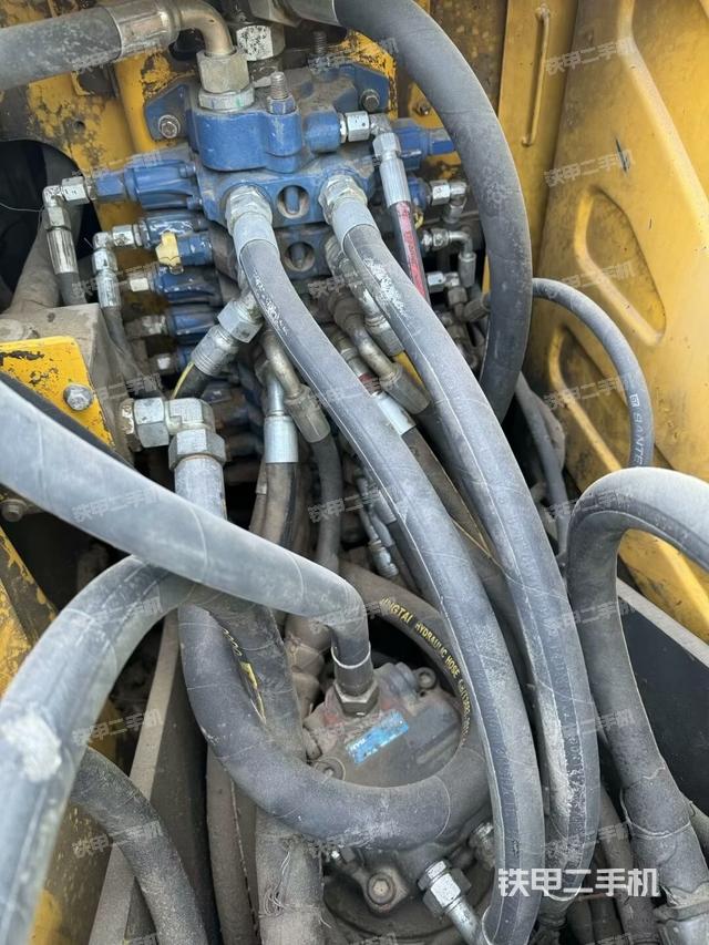 回轉(zhuǎn)馬達(dá)和主控閥（整機(jī)外觀）