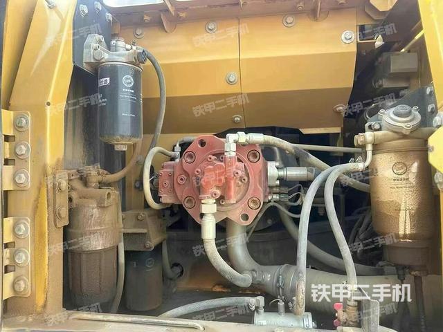液壓泵艙室正面整體(整機外觀) 液壓泵艙室正面整體(整機外觀)
