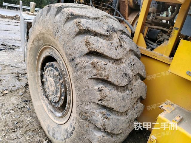 后輪左側(cè)全景(壓路機(jī)前后車(chē)架) 后輪左側(cè)全景(壓路機(jī)前后車(chē)架)