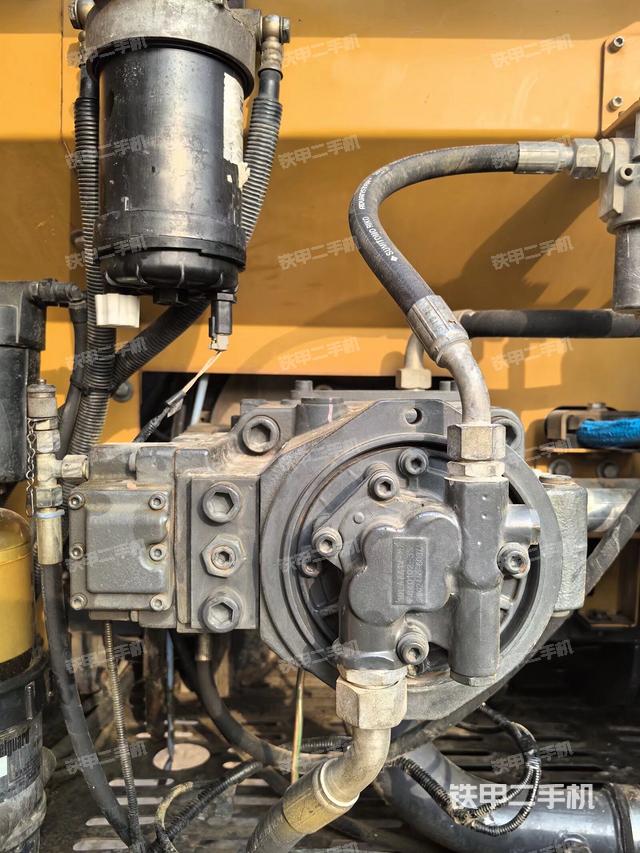 液压泵舱室正面整体（整机外观）