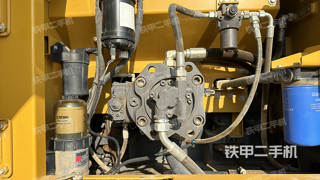 液压泵舱室正面整体（整机外观）