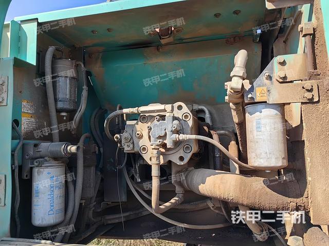 液壓泵艙室正面整體(整機外觀) 液壓泵艙室正面整體(整機外觀)