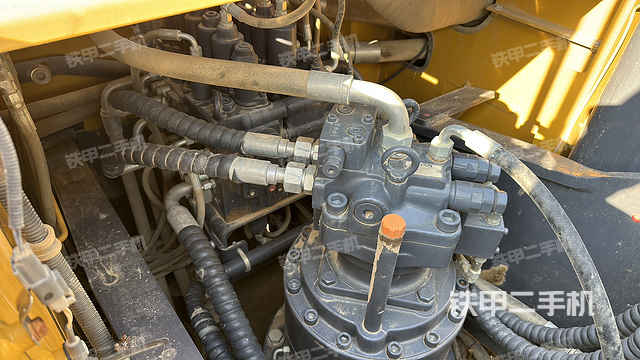 回转马达和主控阀（整机外观）