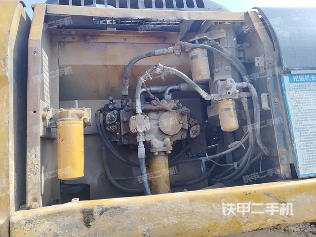 液压泵舱室正面整体（整机外观）