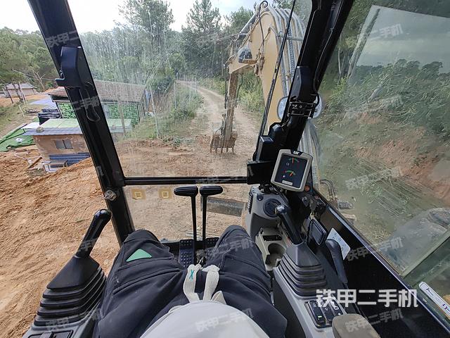 駕駛室整體(整機(jī)外觀(guān)) 駕駛室整體(整機(jī)外觀(guān))