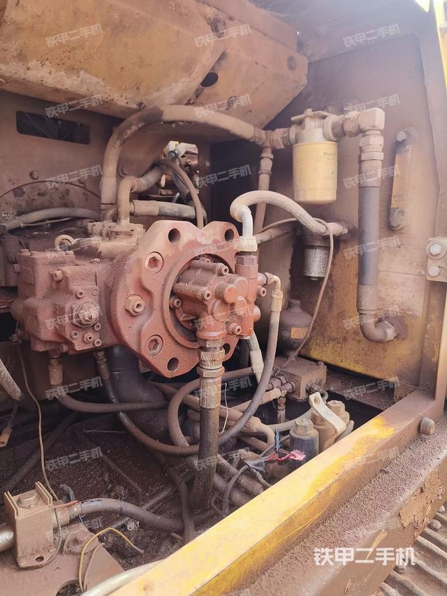 液压泵舱室正面整体（整机外观）