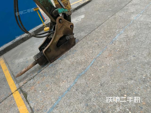 鏟斗右后整體(工作和回轉(zhuǎn)裝置) 鏟斗右后整體(工作和回轉(zhuǎn)裝置)