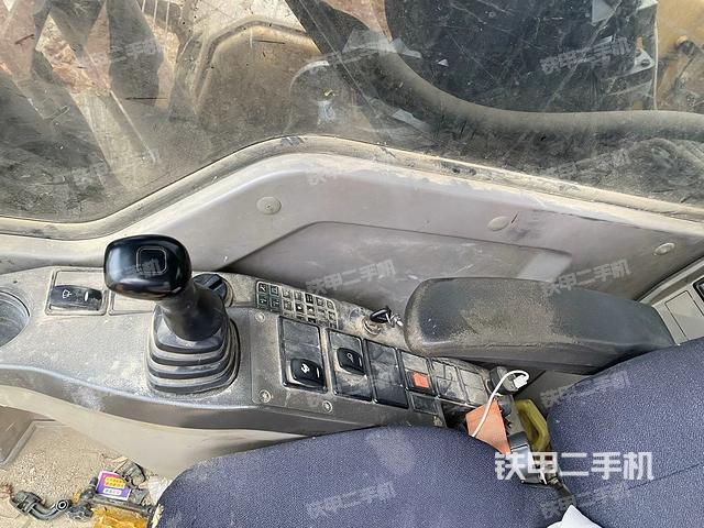 座椅右側控制臺/鑰匙門/油門/含右手柄（駕駛室部分）