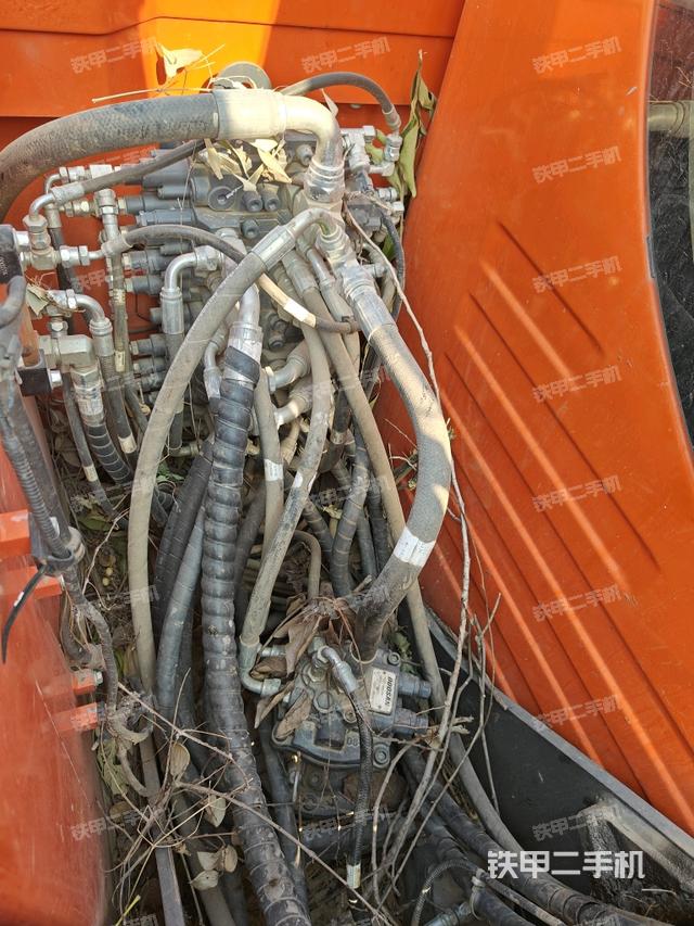 回轉(zhuǎn)馬達(dá)和主控閥（整機(jī)外觀）