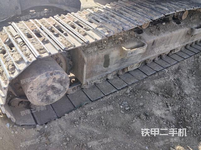 單側(cè)履帶整體(整機(jī)外觀) 單側(cè)履帶整體(整機(jī)外觀)