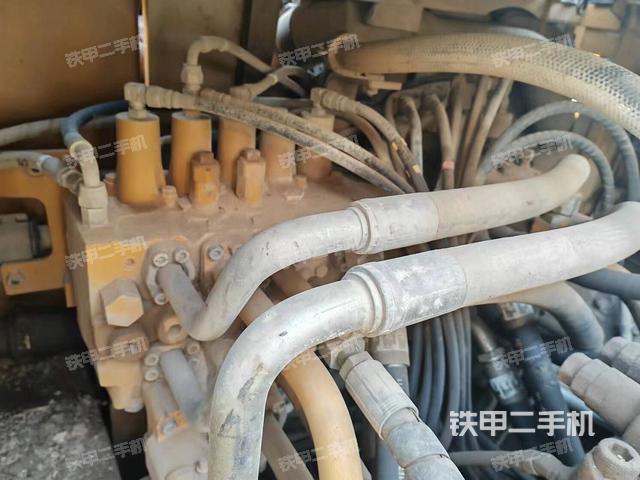 回轉馬達和主控閥(整機外觀) 回轉馬達和主控閥(整機外觀)