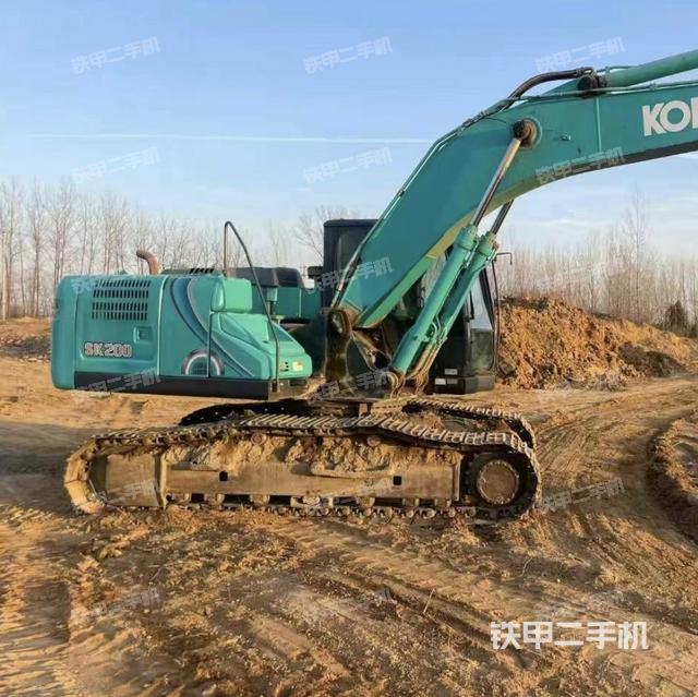 駕駛室頂部(整機(jī)外觀) 駕駛室頂部(整機(jī)外觀)