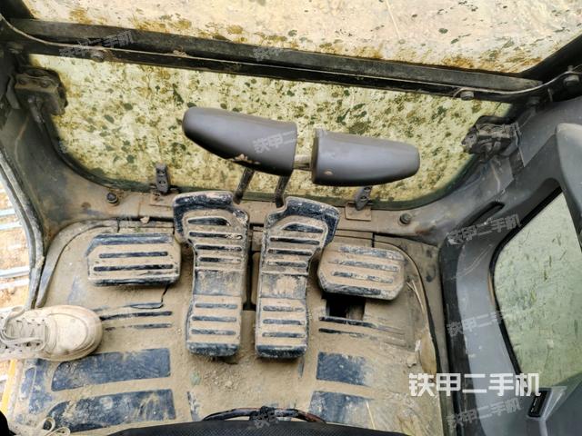 行走控制手柄和踏板?俯拍(駕駛室部分) 行走控制手柄和踏板?俯拍(駕駛室部分)