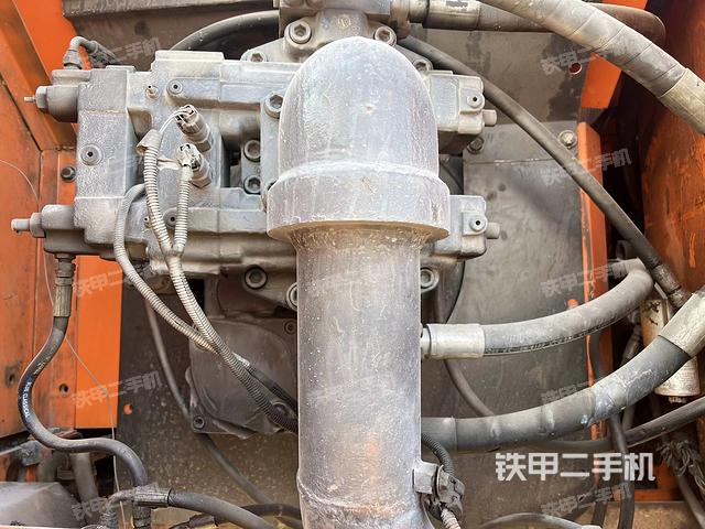 液压泵舱室正面整体（整机外观）