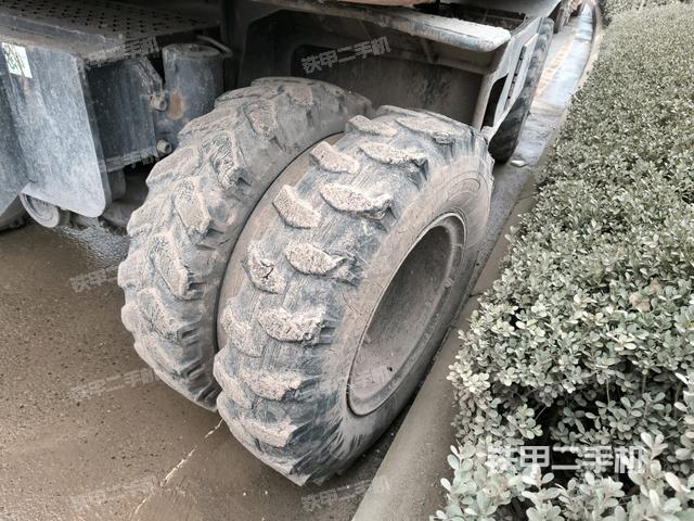 右驅(qū)動輪（行走機(jī)構(gòu)）