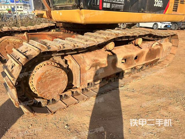 右側(cè)履帶整體(行走機構(gòu)) 右側(cè)履帶整體(行走機構(gòu))