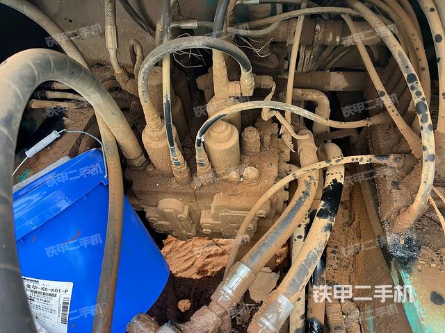 回轉馬達和主控閥（整機外觀）