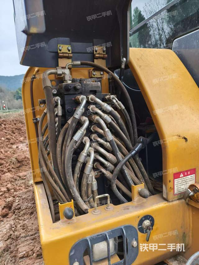 液压泵舱室正面整体（整机外观）