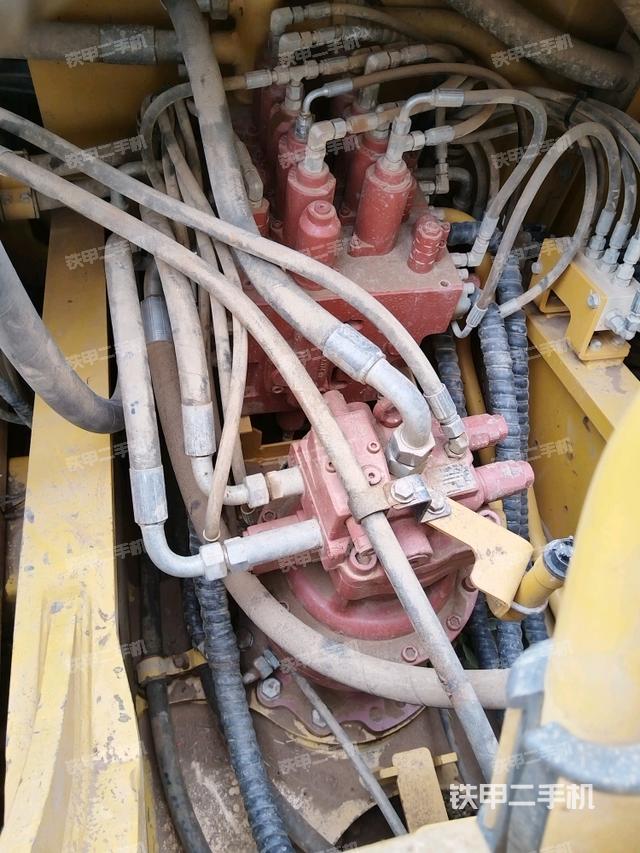 回轉(zhuǎn)馬達(dá)和主控閥（整機(jī)外觀）