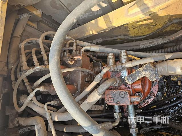 回转马达和主控阀（整机外观）