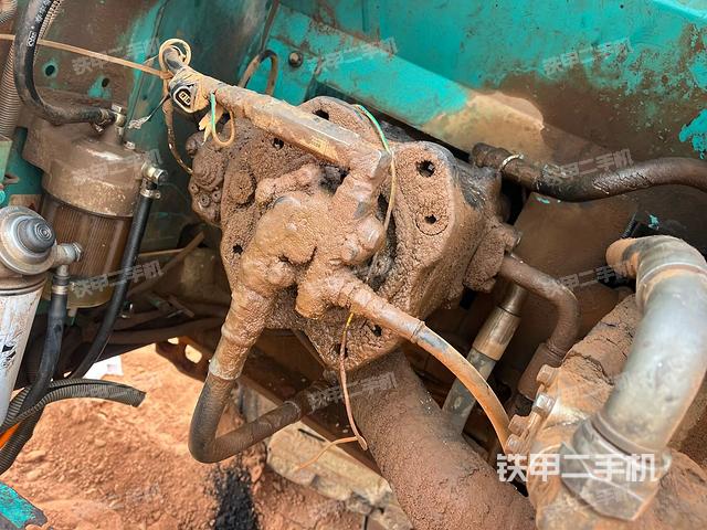 液壓泵艙室正面整體（整機外觀）