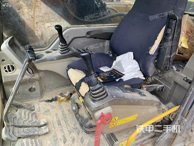 行走控制手柄和踏板?俯拍（駕駛室部分）