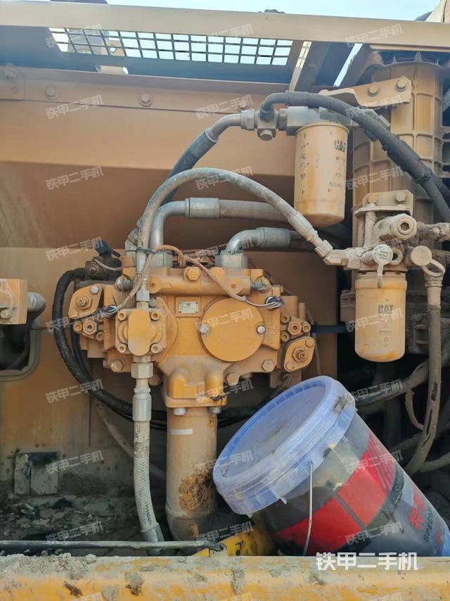 液壓泵艙室正面整體(整機外觀) 液壓泵艙室正面整體(整機外觀)