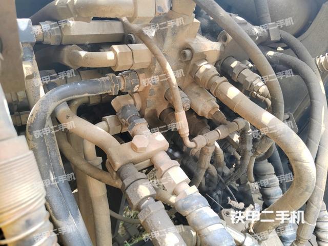 回转马达和主控阀（整机外观）