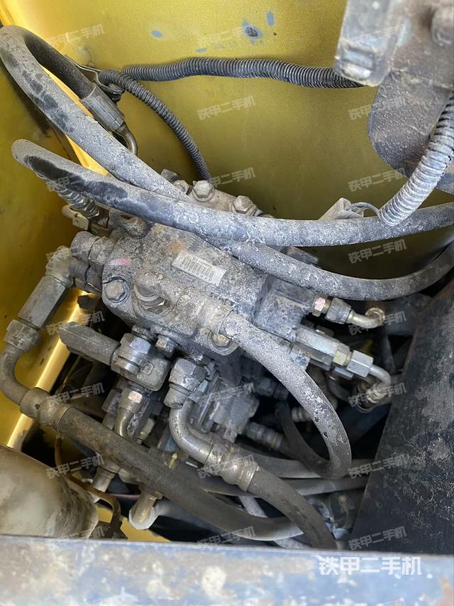 回轉(zhuǎn)馬達和主控閥(整機外觀) 回轉(zhuǎn)馬達和主控閥(整機外觀)