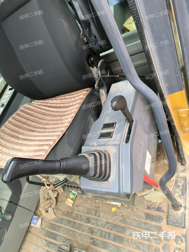 座椅左側(cè)控制臺/音響/含左手柄（駕駛室部分）