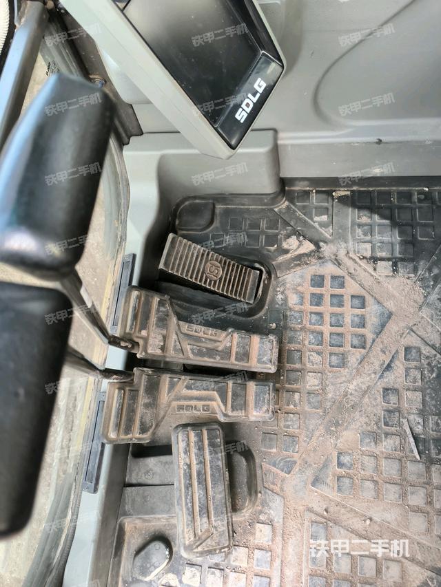 行走控制手柄和踏板?俯拍（駕駛室部分）