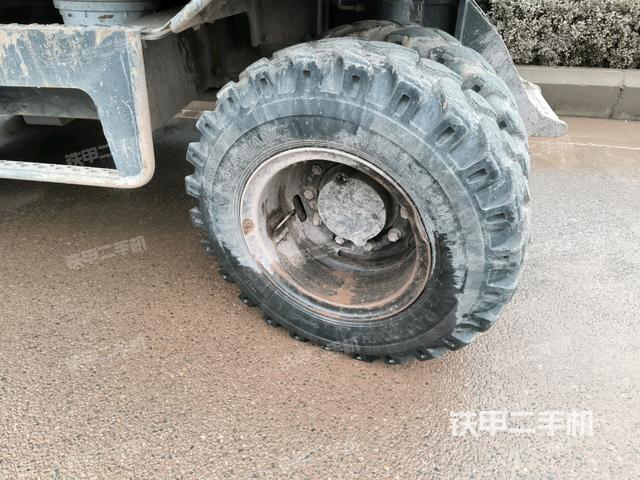 左驅(qū)動輪（行走機(jī)構(gòu)）