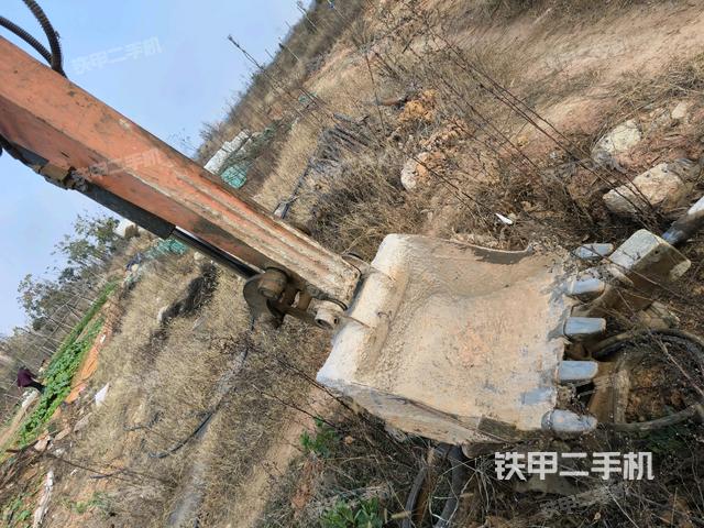 鏟斗右后整體(工作和回轉(zhuǎn)裝置) 鏟斗右后整體(工作和回轉(zhuǎn)裝置)