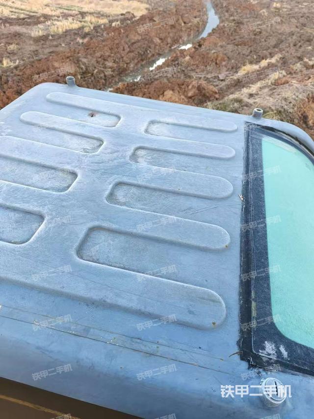 驾驶室顶部（整机外观）