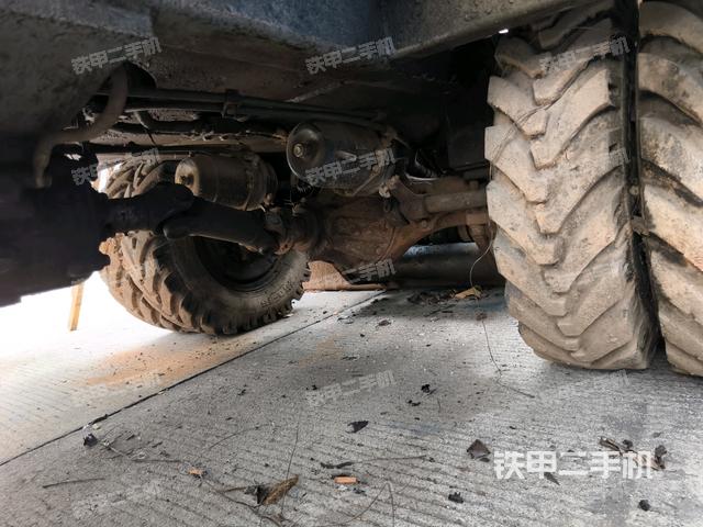 轉(zhuǎn)盤和下車架正前(工作和回轉(zhuǎn)裝置) 轉(zhuǎn)盤和下車架正前(工作和回轉(zhuǎn)裝置)