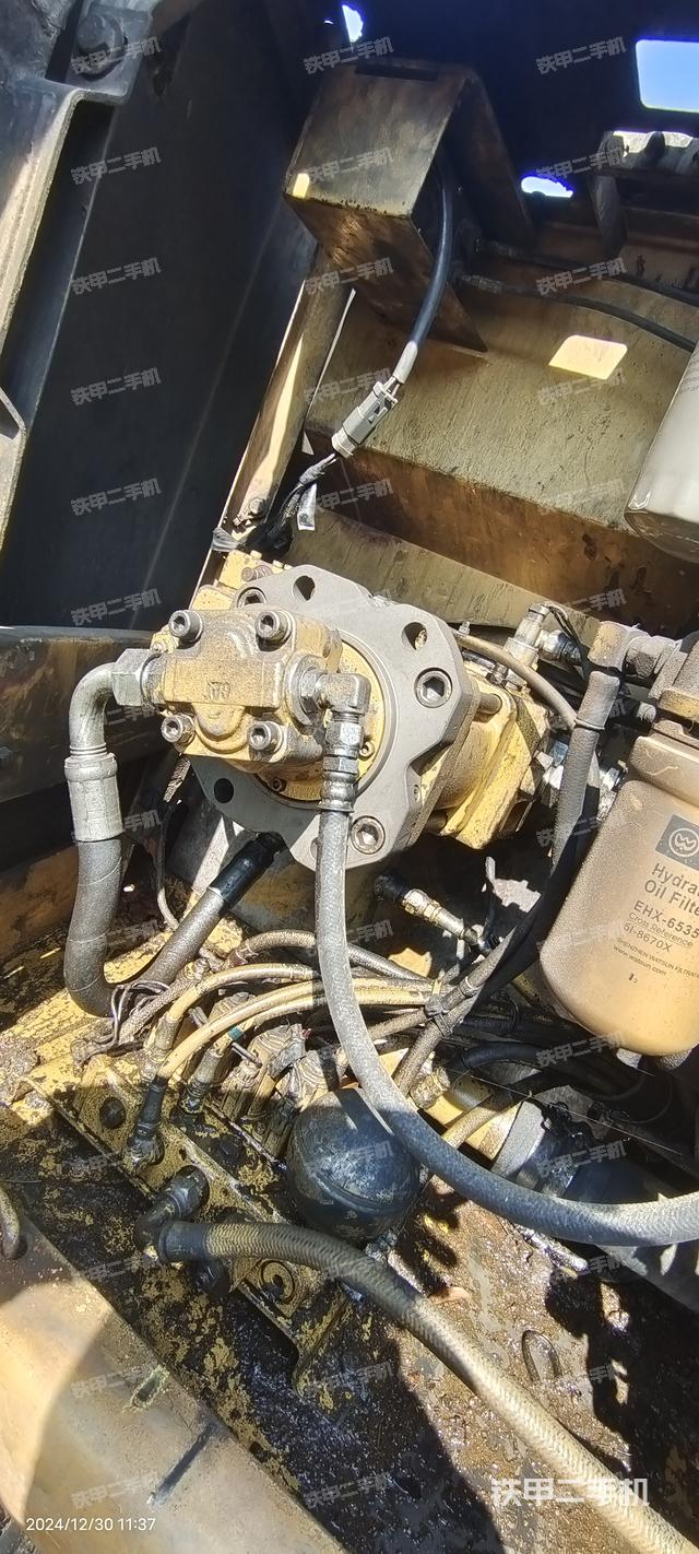 液壓泵艙室正面整體(整機(jī)外觀) 液壓泵艙室正面整體(整機(jī)外觀)