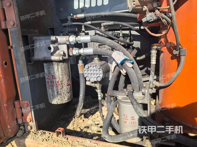 液压泵舱室正面整体（整机外观）