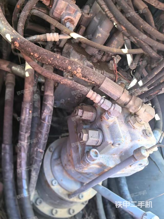 回转马达和主控阀（整机外观）