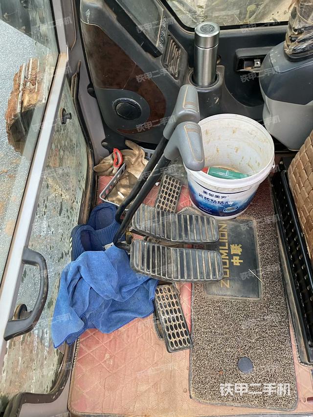 行走控制手柄和踏板?俯拍（駕駛室部分）