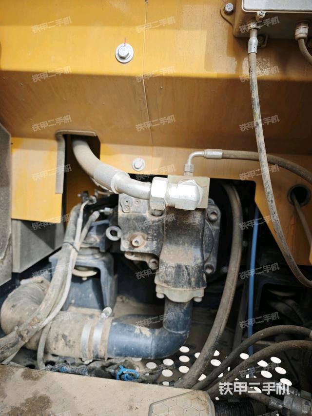 液壓泵艙室正面整體(整機外觀) 液壓泵艙室正面整體(整機外觀)