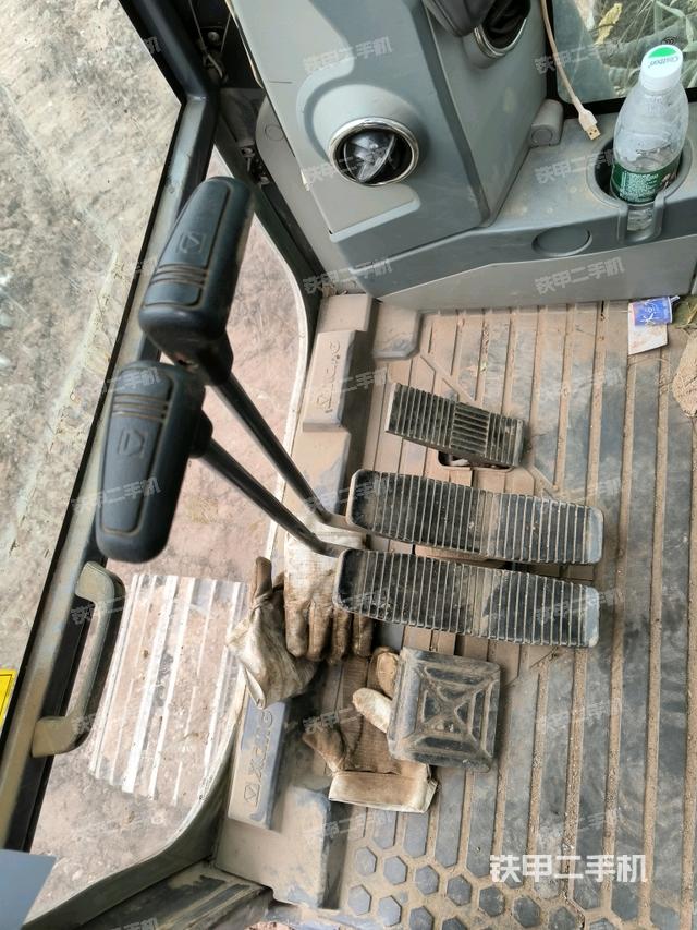 行走控制手柄和踏板?俯拍（駕駛室部分）