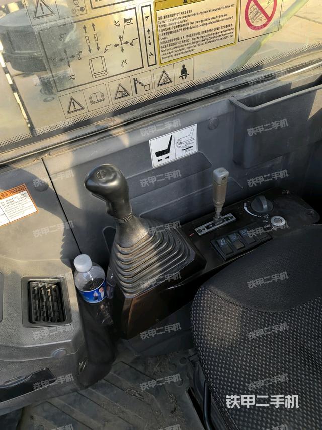 座椅右側(cè)控制臺(tái)/鑰匙門(mén)/油門(mén)/含右手柄（駕駛室部分）