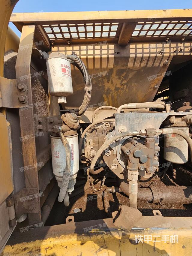 液压泵舱室正面整体（整机外观）