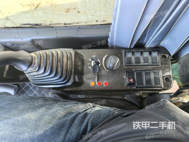座椅右側(cè)控制臺(tái)/鑰匙門(mén)/油門(mén)/含右手柄(駕駛室部分) 座椅右側(cè)控制臺(tái)/鑰匙門(mén)/油門(mén)/含右手柄(駕駛室部分)