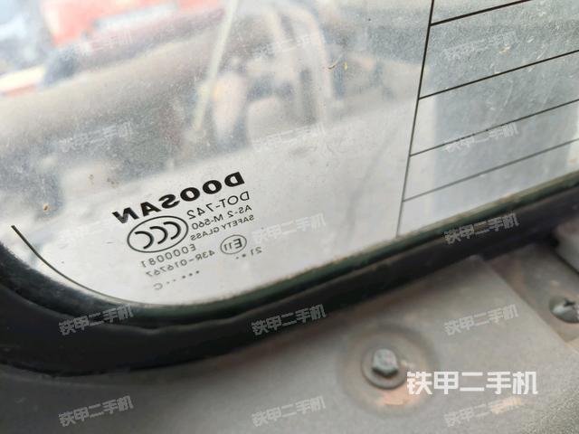 行走控制手柄和踏板?俯拍（駕駛室部分）