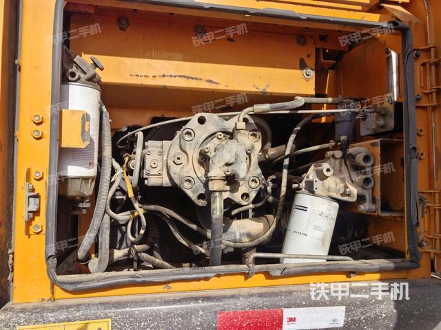 液壓泵艙室正面整體(整機(jī)外觀) 液壓泵艙室正面整體(整機(jī)外觀)