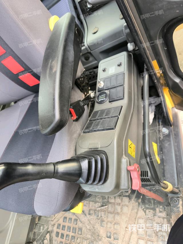 座椅左側(cè)控制臺/音響/含左手柄（駕駛室部分）