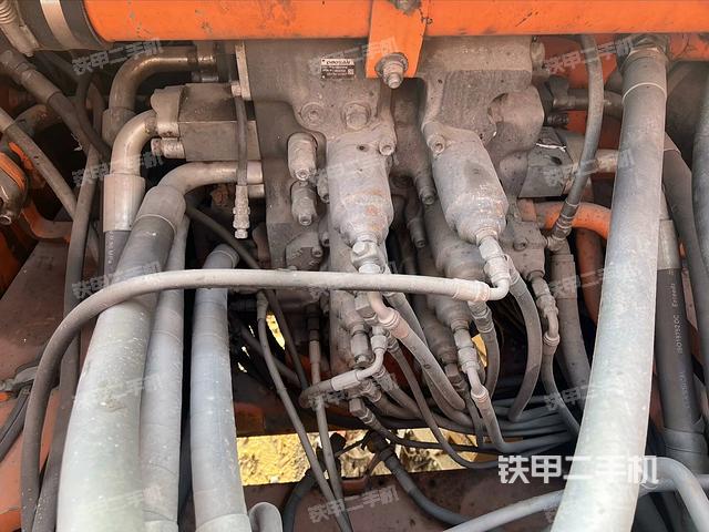 回转马达和主控阀（整机外观）