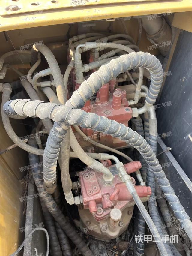 液壓泵艙室正面整體(整機(jī)外觀) 液壓泵艙室正面整體(整機(jī)外觀)